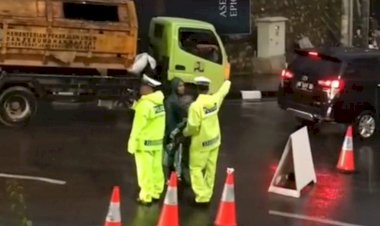 Meski-Diguyur-Hujan,-Polisi-Tetap-Atur-Arus-Lalin-Selama-KTT-Ke-42-ASEAN-di-Labuan-Bajo