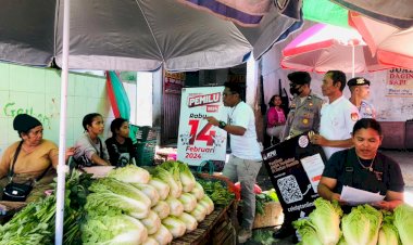 Polisi-Amankan-Pelaksanaan-Kirab-Pemilu-2024-di-Pasar-Batu-Cermin-Labuan-Bajo