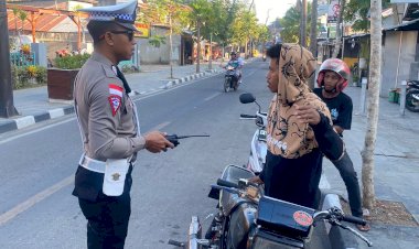 Polisi-Imbau-Kamseltibcarlantas-Kepada-Pengendara-di-Labuan-Bajo