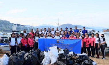 Polisi-Bersihkan-Pantai,-Wujudkan-Beat-Plastic-Pollution-Untuk-Mabar-Bersih