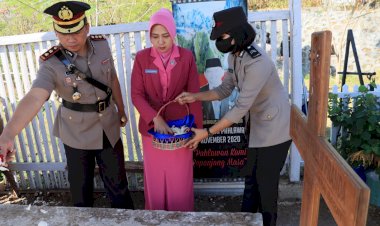 Jelang-Hari-Bhayangkara,-Polisi-Ziarah-dan-Tabur-Bunga-di-TMP-Manggarai-Barat