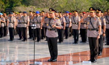 Jelang-HUT-ke-77-Bhayangkara,-Kapolri-dan-Jajaran-Ziarah-ke-TMP-Kalibata