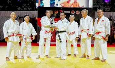 Sabuk-Hitam-Judo-Bagi-Kapolri,-Hadiah-Lain-Kala-Hari-Bhayangkara-Ke-77