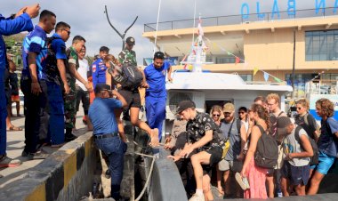 Satpolairud-Polres-Mabar-Bersama-Tim-SAR-Gabungan-Berhasil-Evakuasi-Kapal-Wisata-Kandas-di-Labuan-Bajo
