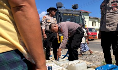 Cepat-Tanggap,-Polisi-Salurkan-Air-Bersih-Bagi-Warga-Kampung-Nanga-Nae-di-Labuan-Bajo