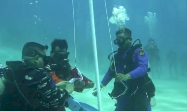 TNI-Polri,-Kibarkan-Bendera-Merah-Putih-di-Bawah-Laut-Labuan-Bajo