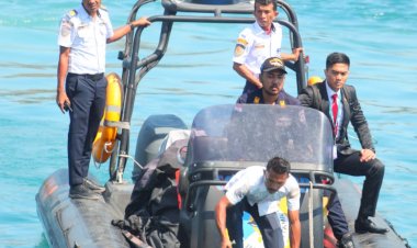 Dukung-AMMTC,-Polisi-Bersama-Masyarakat-Bersihkan-Kawasan-Perairan-Labuan-Bajo