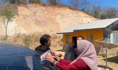 Cegah-Narkoba,-Polisi-Bagikan-Stiker-Kepada-Pengendara-di-Jalan-Trans-Labuan-Bajo-–-Golo-Mori