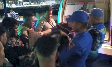 Polisi-Bantu-Evakuasi-Ibu-dan-Anak-ke-Puskesmas-Labuan-Bajo