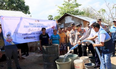 Hari-Jadi-Humas-Polri-Ke-72,-Polisi-Bersinergi-Dengan-Perumda-Wae-Mbeliling-Bagikan-Air-Minum-Bersih