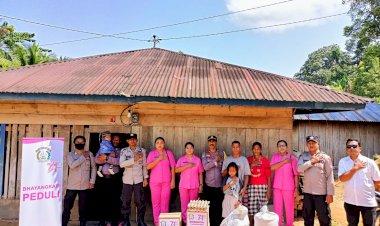 Peduli-Sesama,-Polisi-Salurkan-Bantuan-Kepada-Korban-Kebakaran-di-Kuwus