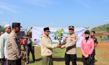 Lestarikan-Lingkungan,-Polisi-Bersama-Santri-Tanam-Bibit-Pohon-di-Pesantren-Nurul-Fatah-Mburak
