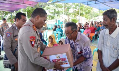 Kapolda-NTT-Berikan-Bantuan-Sosial-kepada-100-KK-di-Kecamatan-Kota-Waingapu