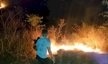 Polisi-Bersama-Instansi-Terkait-Padamkan-Kebakaran-Hutan-dan-Lahan-di-Labuan-Bajo