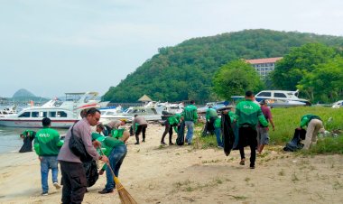 Polisi-Bersama-Komunitas-Ojol-Bersihkan-Sampah-di-Pantai-Pedde-Labuan-Bajo