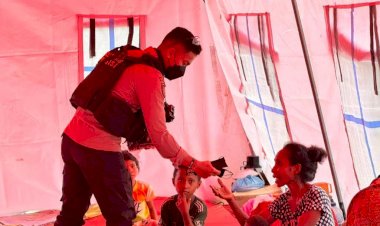 Bersatu-dalam-Bencana:-Personel-Polda-NTT-Berikan-Bantuan-di-Flotim