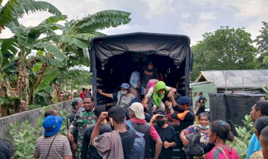 Tim-SAR-Brimob-Polda-NTT-Evakuasi-Warga-Korban-Erupsi-Gunung-Lewotobi-di-Desa-Riang-Rita