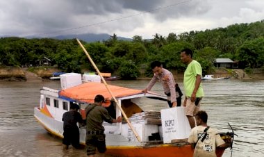 Gunakan-Perahu,-Anggota-Polri-Kawal-Distribusi-Logistik-Menuju-Desa-Nanga-Bere