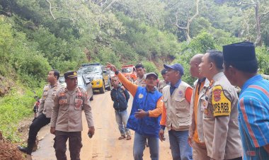Pasca-Hujan-Lebat,-Kapolres-Mabar-Turun-Langsung-Tinjau-Lokasi-Longsor-di-Kecamatan-Mbeliling