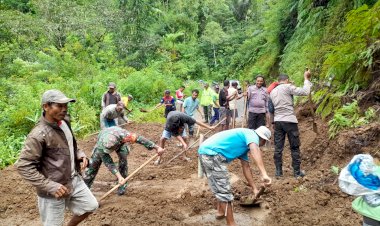 Gotong-Royong,-TNI-Polri-Bersama-Warga-Bersihkan-Material-Longsor