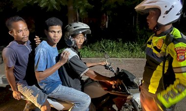 Patroli-Malam,-Polisi-Hentikan-Pengendara-Sepeda-Motor-Nekat-Bonceng-Tiga