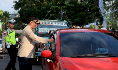 Berkah-Ramadhan,-Kapolres-Mabar-Bagikan-Takjil-Kepada-Pengendara-di-Labuan-Bajo