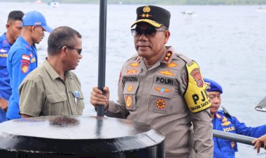 Pastikan-berjalan-Aman-dan-Lancar,-Kapolda-NTT-Pantau-Langsung-Pengamanan-Prosesi-Laut-Anta-Tuan-di-Kapela-Tuan-Meninu