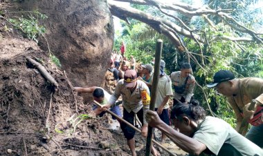 Terancam-Terisolir,-Polisi-Bersama-Warga-Bersihkan-Material-Longsor-di-Kuwus-Barat