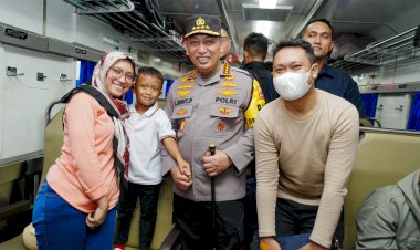 Kapolri-Pastikan-Pemudik-Terlayani-dengan-Baik-Saat-Tinjau-Stasiun-Pasar-Senen