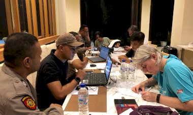 Polisi-Bantu-Wisatawan-Korban-Kebakaran-Kapal-di-Labuan-Bajo-Urus-Dokumen-Berharga