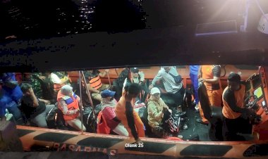 Kapal-Alami-Kerusakan-Mesin,-Tim-SAR-Gabungan-Evakuasi-Wisatawan-di-Perairan-Taka-Makassar