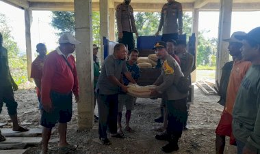 Sambut-Hari-Bhayangkara-Ke-78,-Polsek-Kuwus-Bantu-Semen-50-Sak-Untuk-Pembangunan-Gereja