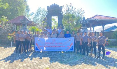 Wujud-Pengabdian-Kepada-Masyarakat,-Polisi-Bersihkan-tempat-Ibadah-di-Labuan-Bajo