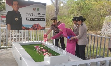 Kenang-Jasa-Pahlawan,-Kapolres-Mabar-Tabur-Bunga-di-TMP-Manggarai-Barat