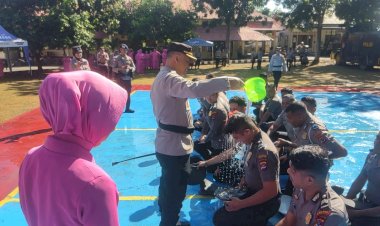 Naik-Pangkat,-20-Anggota-Polri-di-Labuan-Bajo-Mandi-Kembang-dan-Disiram-AWC