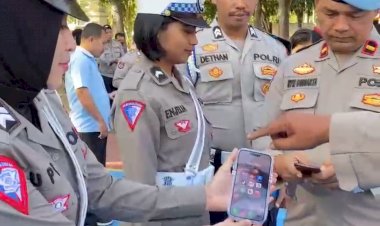 Maraknya-Kasus-Judi-Online,-Propam-Cek-Handphone-Milik-Anggota-Polres-Manggarai-Barat