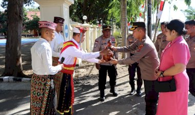 Ritual-Kepok-Curu-dan-Tradisi-Pedang-Pora-Warnai-Penyambutan-Kapolres-Baru-di-Labuan-Bajo