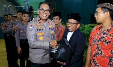 Bagikan-Ribuan-Paket-Sembako,-Ops-NCS-Polri-Bawa-Pesan-Pilkada-Damai-di-Jawa-Timur
