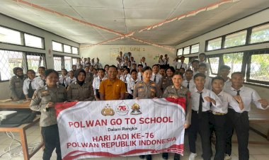 Sambut-Hari-Jadi-Ke-76,-Polwan-Berikan-Edukasi-Bahaya-Narkoba-di-SMKN-1-Labuan-Bajo