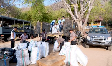 Peduli-Kelestarian-Lingkungan,-Polisi-Angkut-2-Ton-Sampah-dari-Pantai-Waecicu