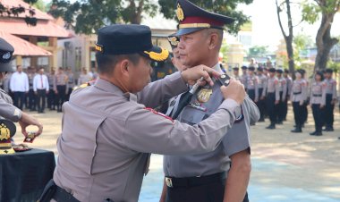 Jelang-Pensiun,-Kompol-Hajairin-Mendapatkan-Kenaikan-Pangkat-Pengabdian-Polri