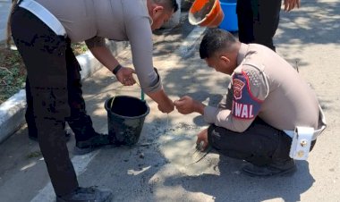 Cegah-Kecelakaan,-Satlantas-Polres-Mabar-Perbaiki-Jalan-Berlubang-di-Labuan-Bajo