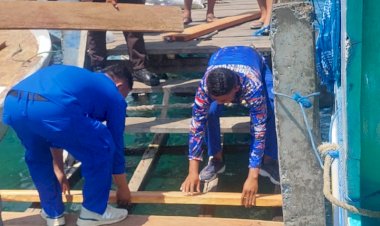 Polisi-Peduli,-Satpolairud-Polres-Mabar-Perbaiki-Lantai-Papan-Dermaga-Biru-Labuan-Bajo