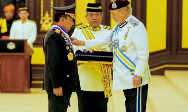 Kapolri-Dapat-Gelar-Panglima-Gagah-Pasukan-Polis-Dari-Kerajaan-Malaysia