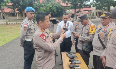 Jelang-Nataru,-Kapolres-Mabar-Cek-Senpi-Anggota-Polres-Mabar