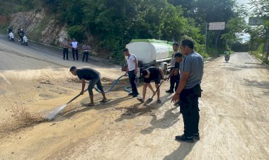 Respon-Aduan-Masyarakat,-Polisi-Bersihkan-Material-Lumpur-dan-Tanah-di-Pertigaan-Wae-Cicu