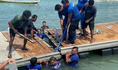Rusak-Diterjang-Gelombang,-Polisi-Bantu-Perbaiki-Dermaga-Apung-Nelayan