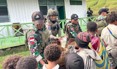 TNI-Polri-Gelar-Bakti-Sosial-Kepada-Warga-Kiwirok