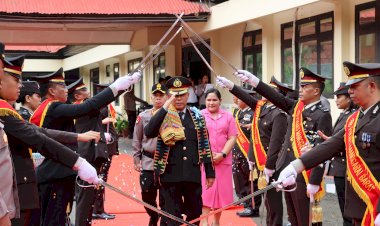 Polres-Mabar-Gelar-Upacara-Pelepasan-Purna-Bakti-Kompol-Roberth-Melkianus-Bolle
