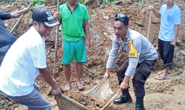 Akses-Dua-Kecamatan-Terputus,-Polisi-Bersama-Warga-Berhasil-Evakuasi-Material-Longsor